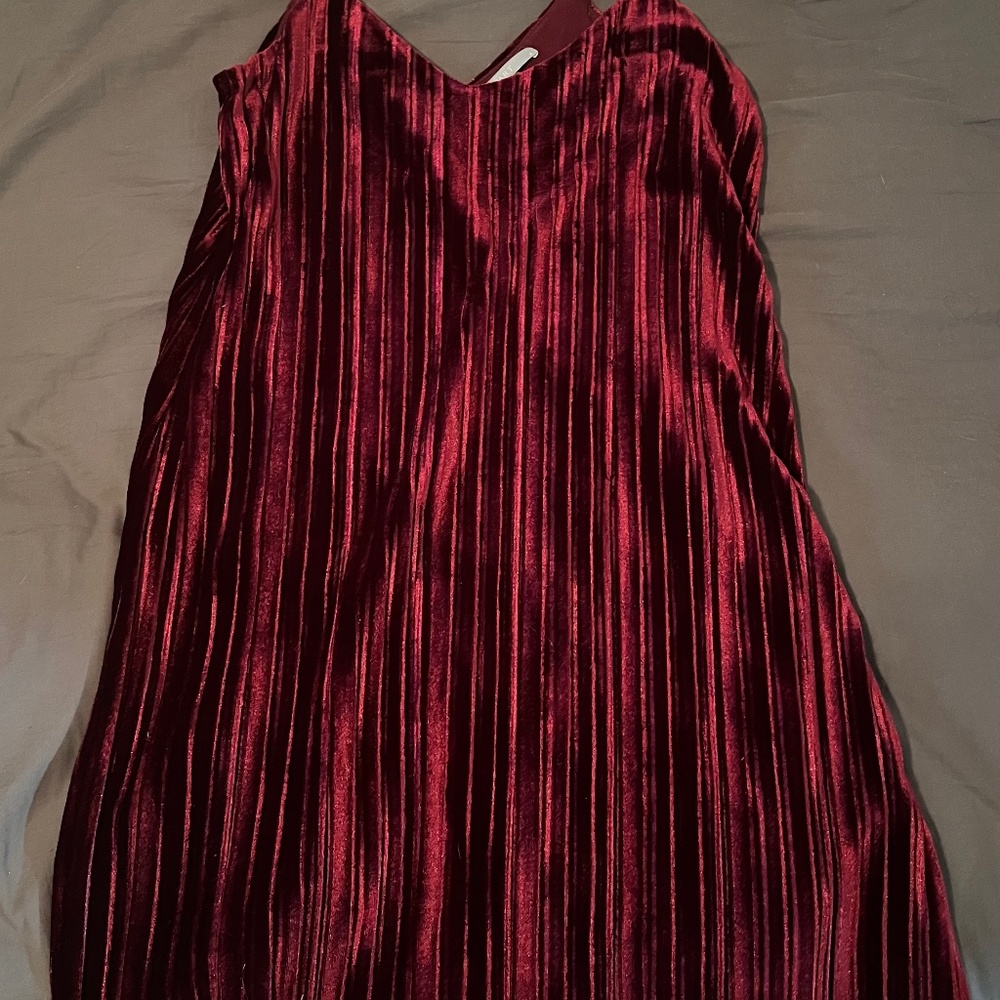 burgundy pleated velvet oda dress